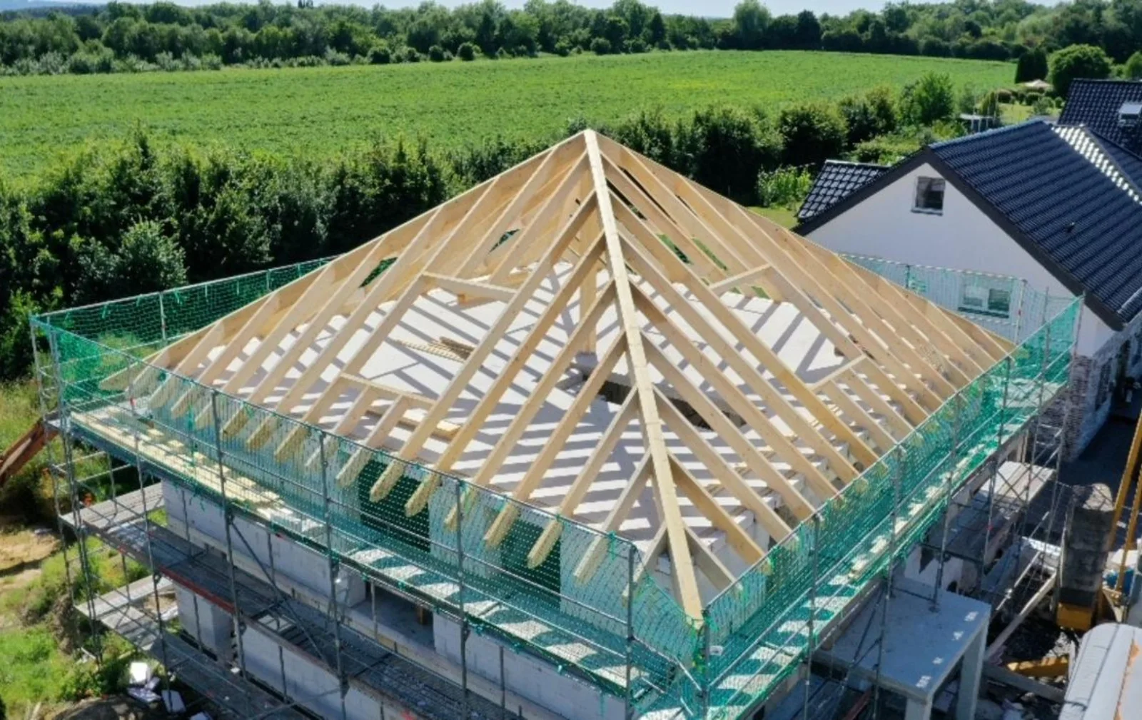 Neu errichteter Dachstuhl aus Holz während der Bauphase