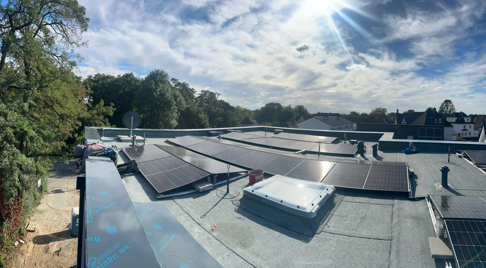 Flachdach mit Photovoltaikanlage und abgedichteten Anschlüssen