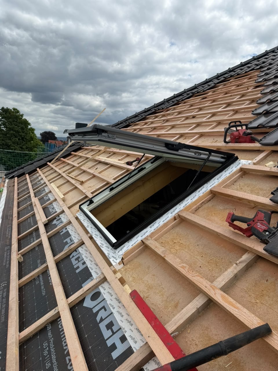Dachfenster während des Einbaus in ein Steildach