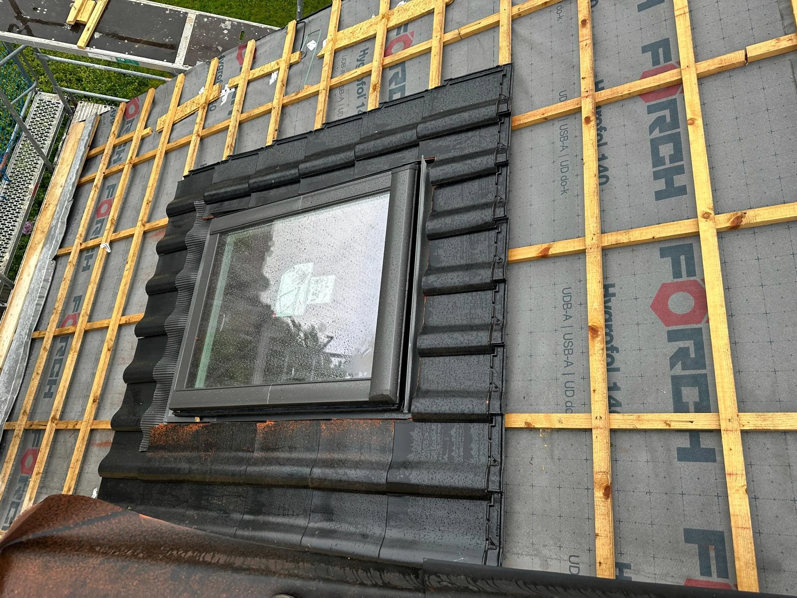 Dachfenster mit passgenauer Ziegel- und Lattungseinbindung während der Montage