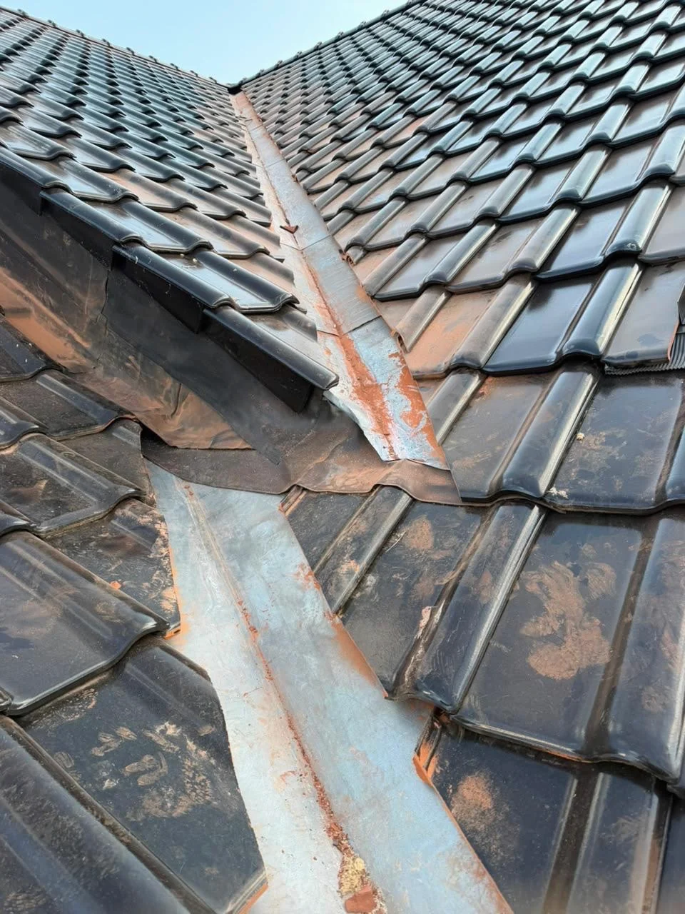 Verschlissene Metallkehle vor der Erneuerung