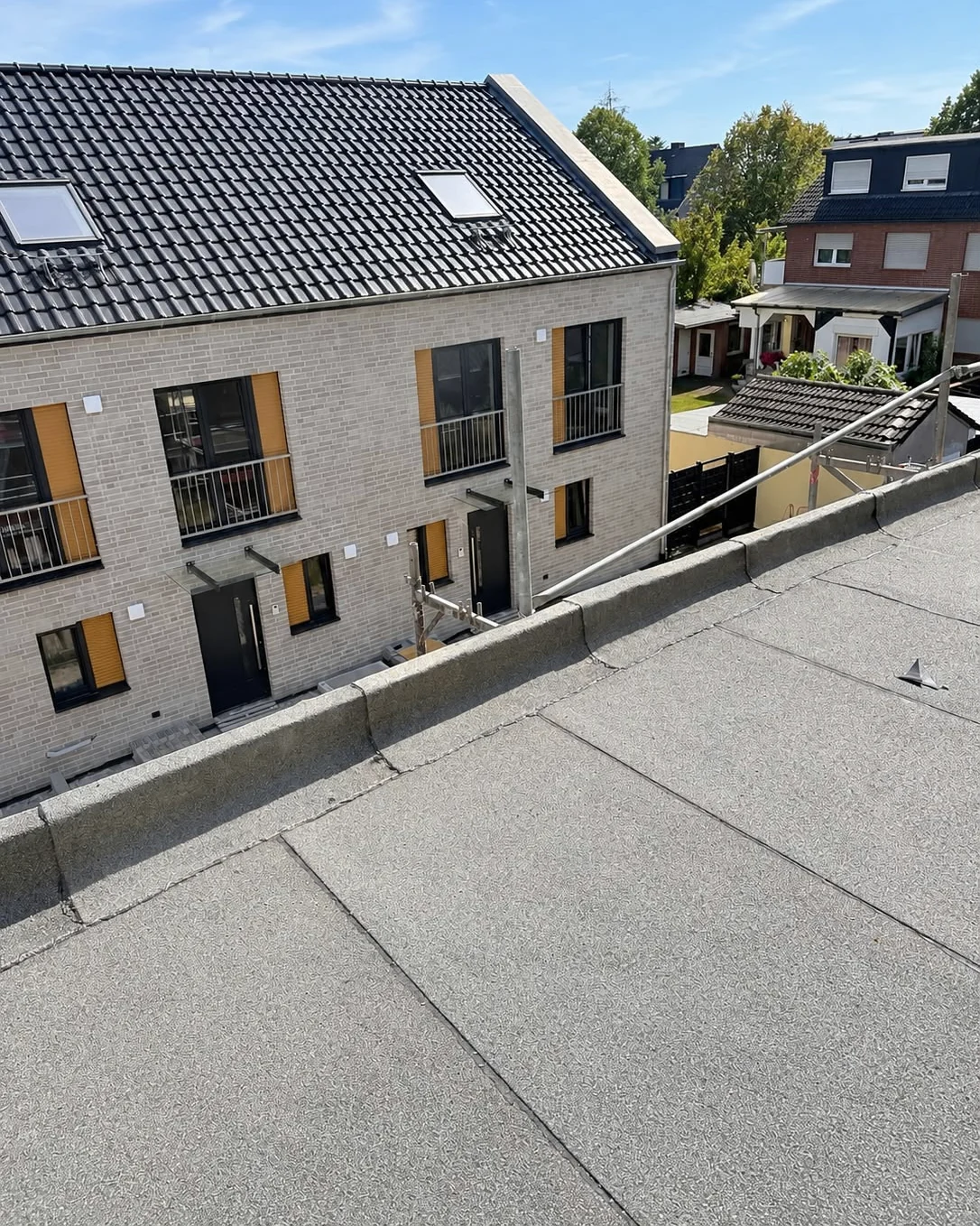 Große fertig abgedichtete Flachdachfläche an einem Wohngebäude